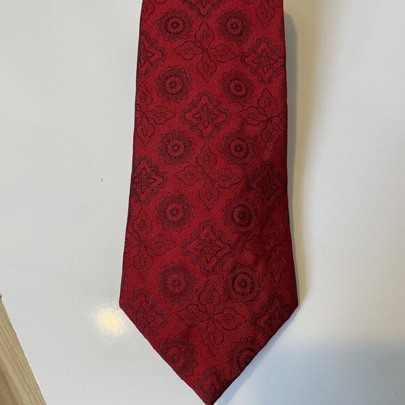 Vintage George Ltd. Men's 100% English Silk tie in Burgundy with Mandala Pattern - Picture 1 of 7